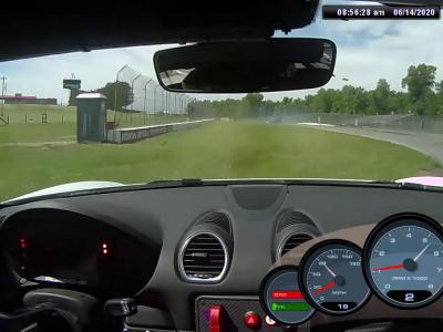 Une Porsche Cayman GT4 s'envole sur un circuit