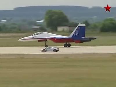 L'Huracan face à un avion de chasse