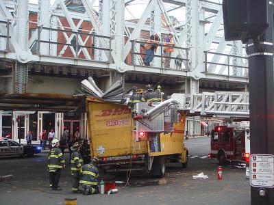 Ce camion est trop haut pour passer sous ce pont malgré les klaxons