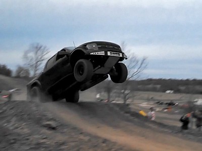 L'atterrissage complètement raté d'un Ford Raptor