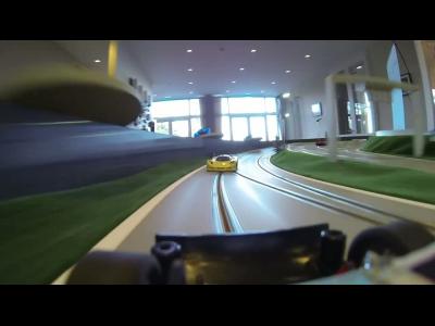 Une course de Slot Track en caméra embarquée