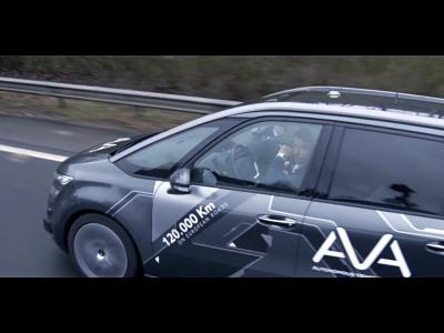 Sébastien Loeb se fait conduire par la voiture autonome de PSA