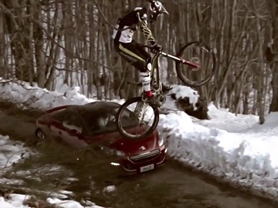 Le Peugeot RCZ défie un VTT en descente en vidéo