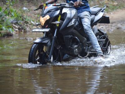 Il tente de traverser une rivière à moto, le courant l'emporte en quelques instants