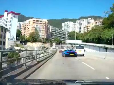 Son accélération en Lamborghini entraîne un minibus dans le mur