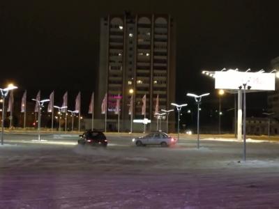 Narguer la police sur la neige, c'est drôle