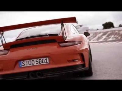 La Porsche 911 GT3 RS se défoule sur une petite route de montagne
