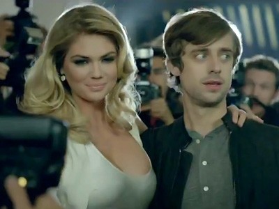 Kate Upton, Usher et Willem Defoe pour promouvoir la Mercedes CLA