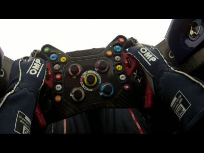 Tous les secrets d'un volant de Formule 1 dévoilés en caméra embarquée