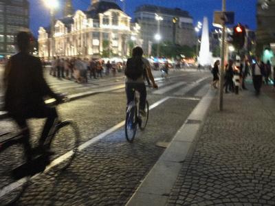 L'automobiliste roule sur une piste cyclable