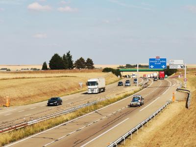 Il fait n'importe quoi sur l'autoroute pour doubler, ça se finit par un pneus crevé