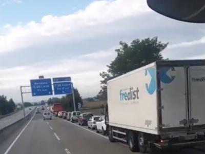 Des dizaines de voitures arrêtées sur la bande d'arrêt d'urgence à cause d'un camion