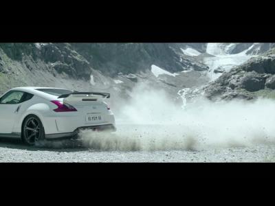 Défi : Nissan 370Z Nismo face au wingsuit