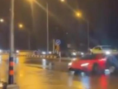 La Lamborghini grille une priorité, elle en paie le prix fort