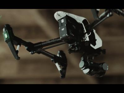 Un drone met au défi la Jaguar XJ