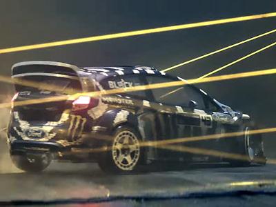 Ken Block prend part à une course dans le noir 