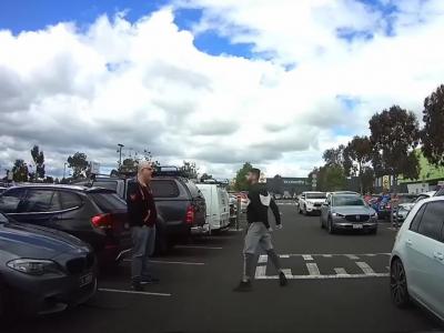 Face à face tendu entre un automobiliste énervé et un piéton zen