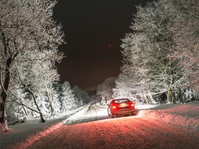 Rouler sous la neige est un calvaire pour cet automobiliste