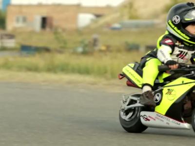 Quand un motard de 2 ans affronte un pilote de kart de 4 ans